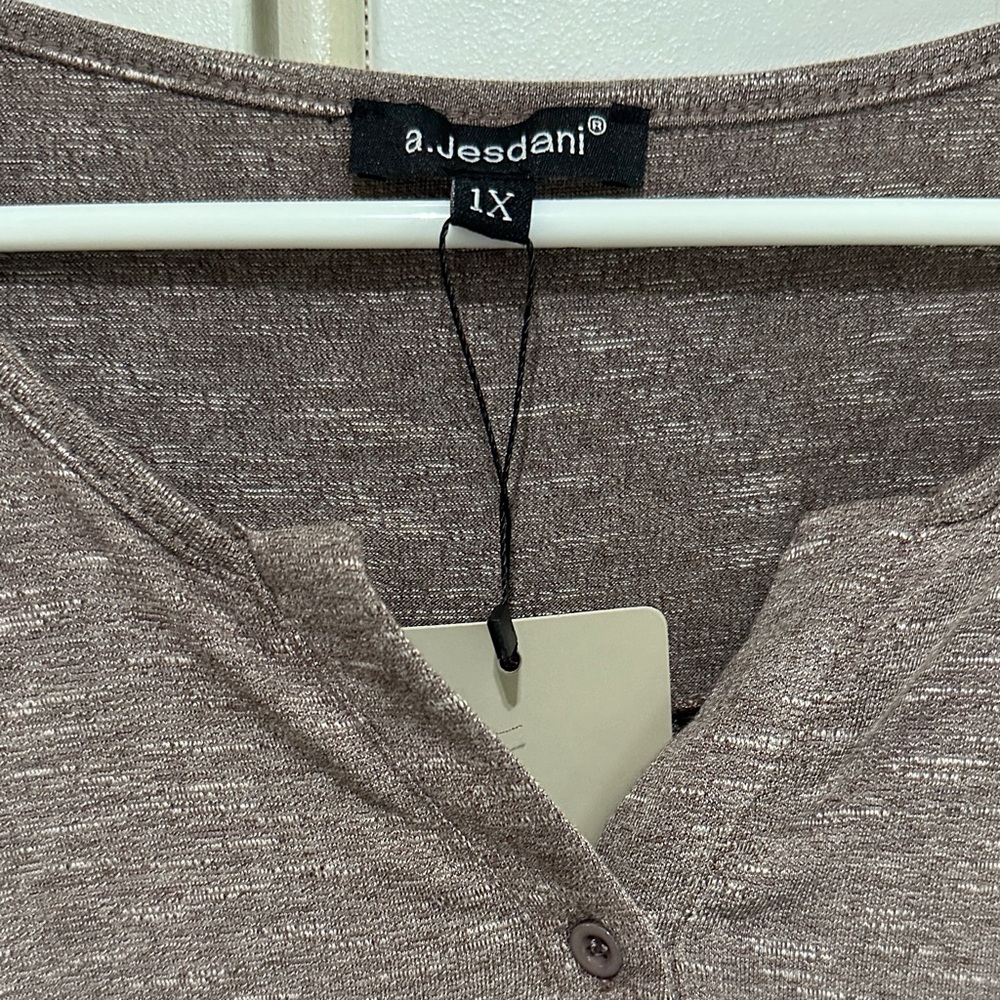 Two size 1X womens tops. One is NWT and one is NW/O tags - Picture 9 of 11
